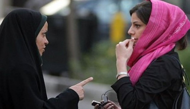 İran'da başörtüsü takmayan kadınların tedavi edilmemesi istendi. İranlı hukukçu sert tepki gösterdi