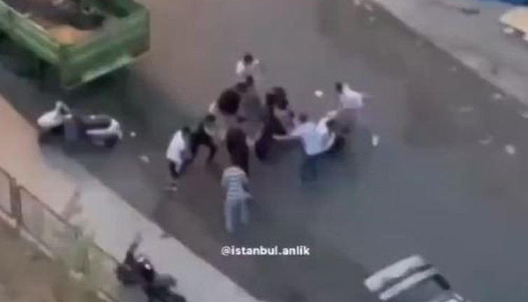 İstanbul'da kalabalık bir grup aralarına aldıkları 2 genci böyle darp etti