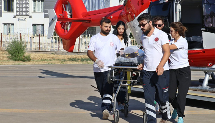 Boğazına kalem kapağı kaçan bebek yoğun bakımda
