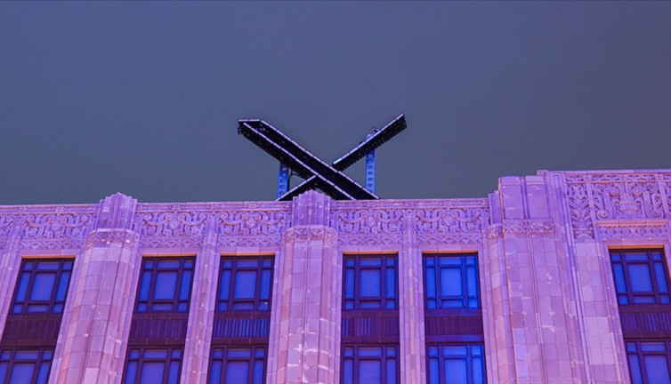 Twitter genel merkezindeki "X" logosu, şikayetler üzerine kaldırıldı