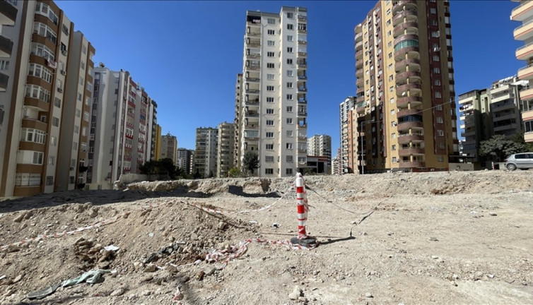 Adana’da depremde yıkılan bina standart dışı çıktı