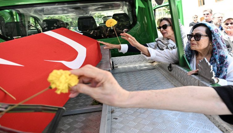 Safa Önal'ı son yolculuğuna yonca yaprakları uğurladı