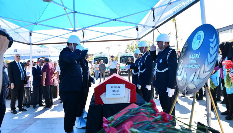 İşçileri ihmal mi öldürdü? Girdikleri kuyuda can veren işçiler toprağa verildi.