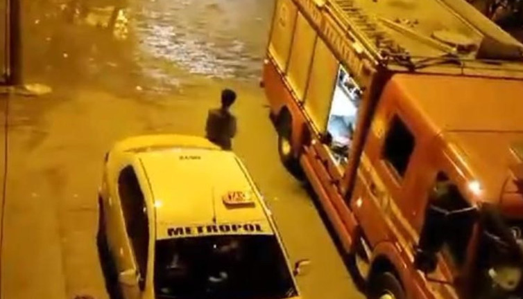 Çocuklarını kucaklarına alıp yangından kaçtılar