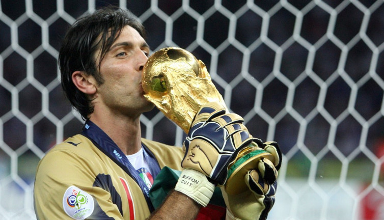 Efsane kaleci futbolu bıraktı