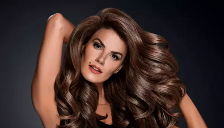 Ünlü model Tülin Şahin dünya modacılarını sıraya soktu