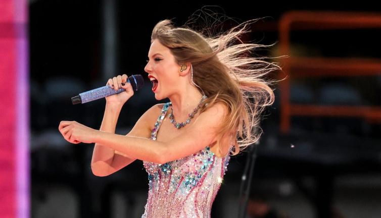 Ünlü şarkıcı Taylor Swift gözünü kırpmadan milyonlarca dolar dağıttı
