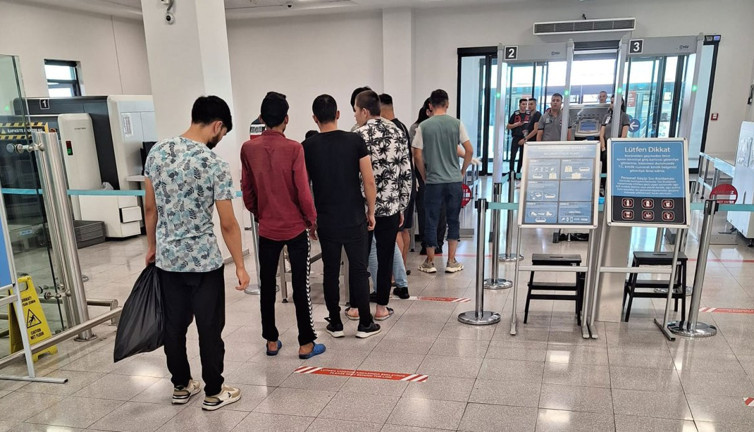 Kocaeli'de 16 düzensiz göçmen sınır dışı edildi