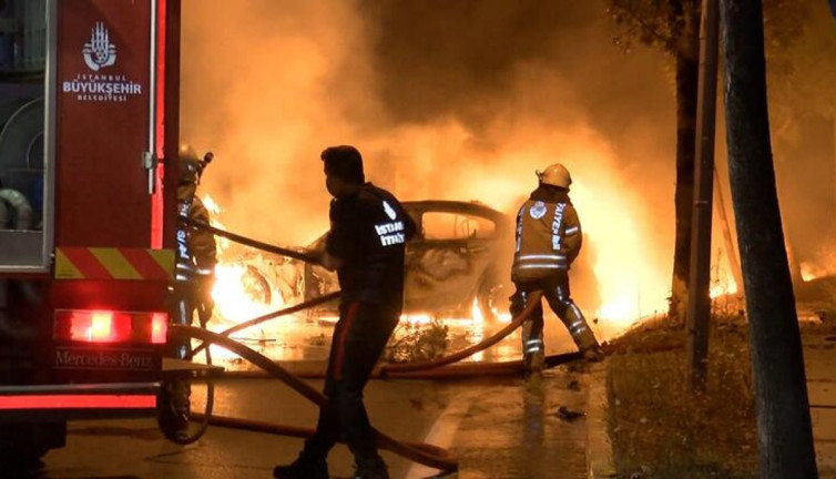 Alev topuna dönen otomobilden son anda kurtuldular