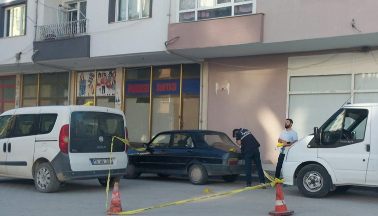 Köstebek tabancası patladı: 2 yaralı