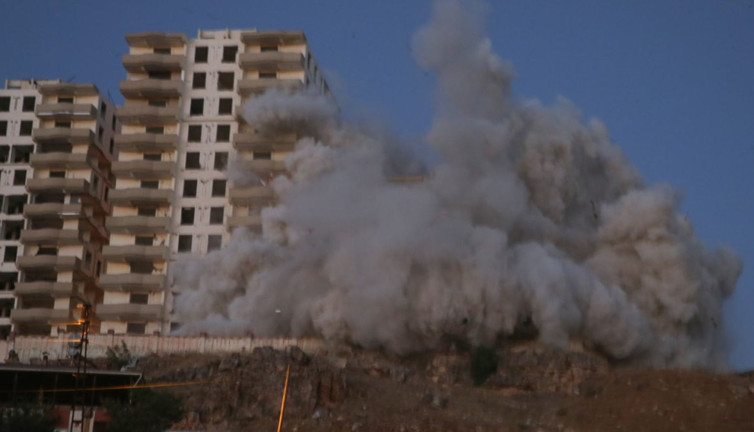 Koca bina 3 saniyede yerle bir oldu. Patlayıcıyla yıkıldı