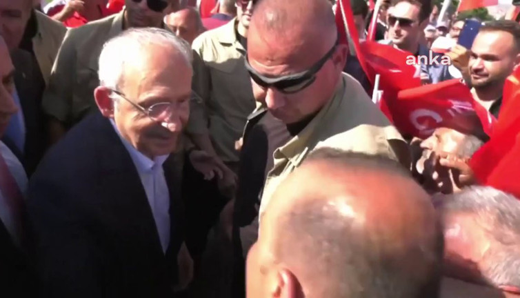 Kılıçdaroğlu Erzincan’da. 'Pirimsin sen' dedi, Kılıçdaroğlu'nun elini öpmek istedi