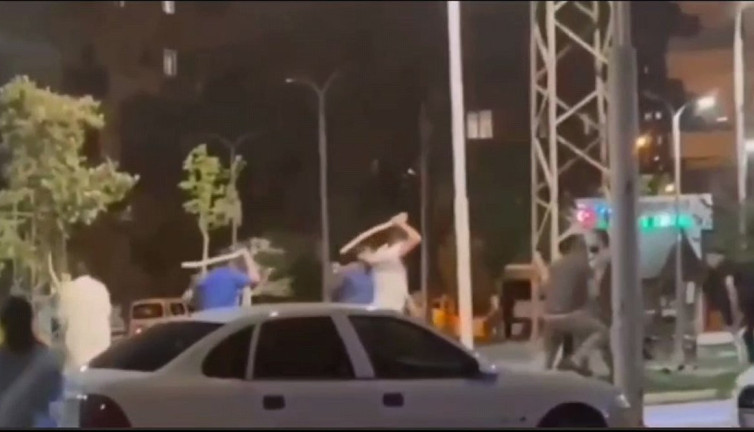 Sopaları kaptılar ortalığı savaş alanına çevirdiler