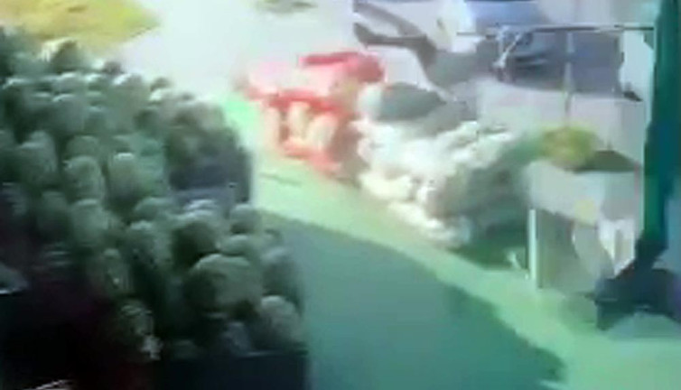 Şiddetli rüzgarda havalanan şemsiye ile uçtu. Yaralanan vatandaş hastanelik oldu