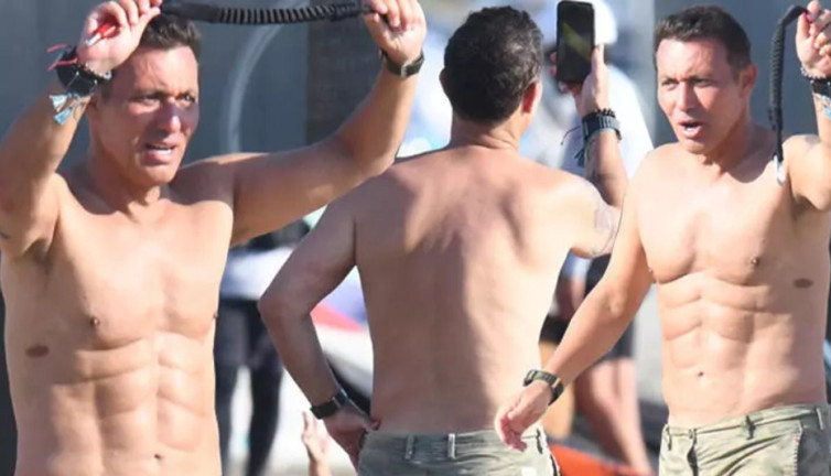 Mustafa Sandal'ın karın kasları hayranlarına inandırıcı gelmedi