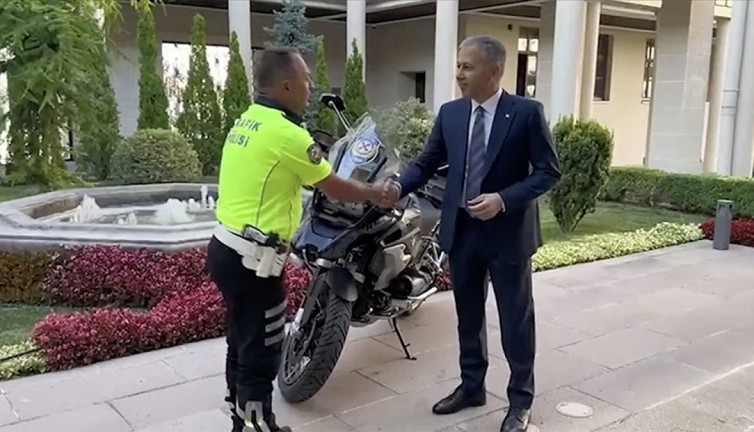 Bakan Yerlikaya’dan polis Alper Gökhan Yıldırım'a büyük sürpriz. Motosikletli gence verdiği öğütle gündem olmuştu