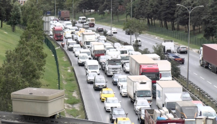 TEM bağlantı yolunda kaza: Trafik kilitlendi