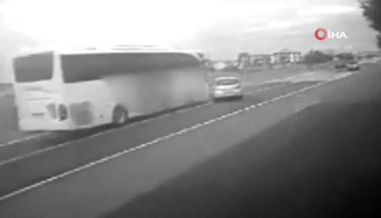 Yolcu otobüsü ile otomobilin çarptığı feci kaza kamerada