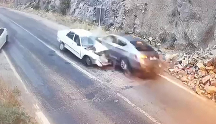 Cinayeti aslında aniden yavaşlayıp sağa çeken araba işledi. İki otomobil kafa kafaya çarpıştı suçsuz biri öldü