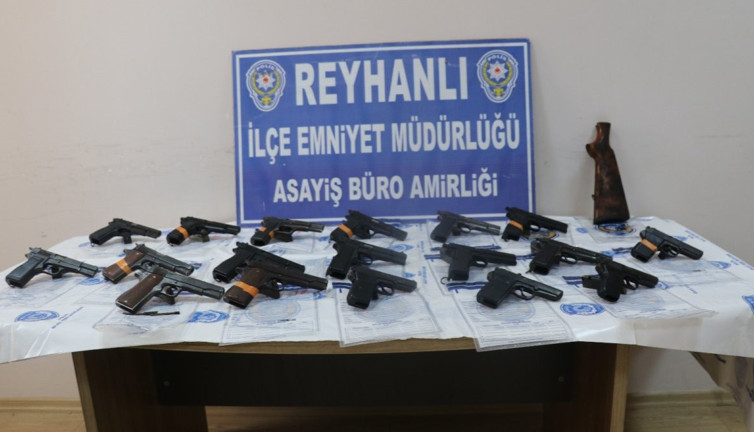 Hatay'da sırt çantasında çok sayıda tabanca ele geçirildi