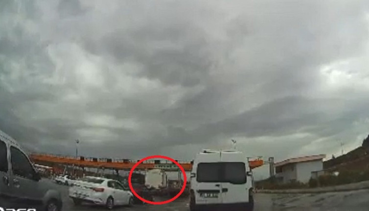 Kontrolden çıkan TIR gişelerde bekleyen 3 otomobile çarptı: İşte o anlar