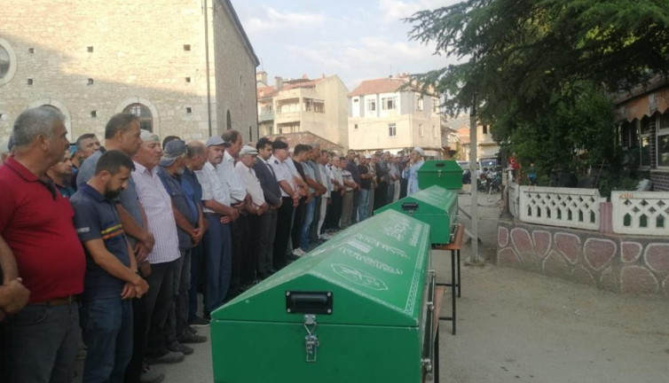 Katliam yapan dünür tutuklandı, 3’ü kardeş 4 kişi yan yana toprağa verildi