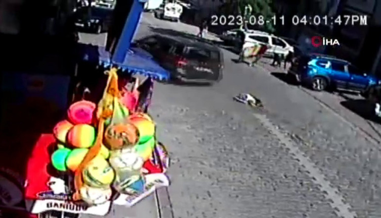 Esenyurt’ta otomobilin çarptığı küçük kız hayatını kaybetti. Korkunç anlar güvenlik kamerasına yansıdı