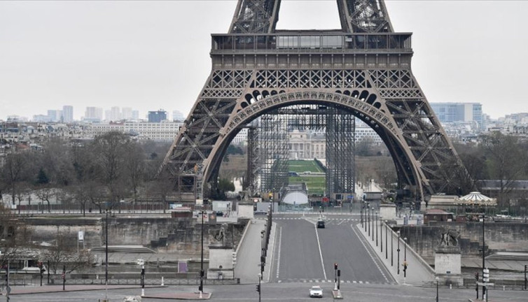 Fransa’da tatil sezonunun Kovid-19’un yeni varyantı Eris’in yayılımını artırdığı düşünülüyor