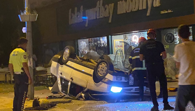 Beton saksılara çarparak takla attı