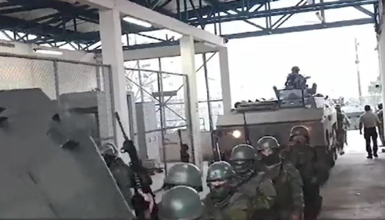 Ülkenin cezaevine 4 bin asker ve polis tankla tüfekle operasyon yaptı