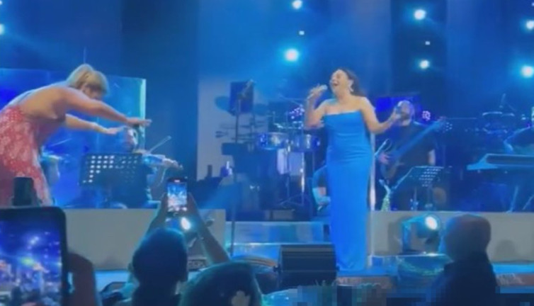 Sarayın şarkıcısı Demet Akalın Ebru Gündeş'in önünde saygıyla eğildi