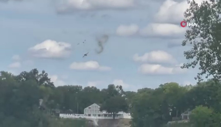 ABD’deki uçuş gösterisinde facianın eşiğinden dönüldü. Uçak Apartmanın Otoparkına Düştü