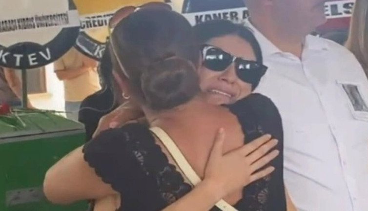 Hazar Ergüçlü babasını son yolculuğuna uğurladı. Cenazedeki hali yürek burktu