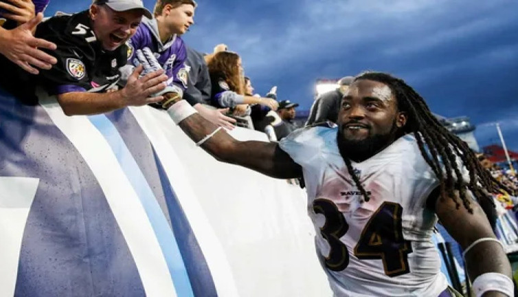 Eski futbol yıldızı Alex Collins trafik kazasında öldü