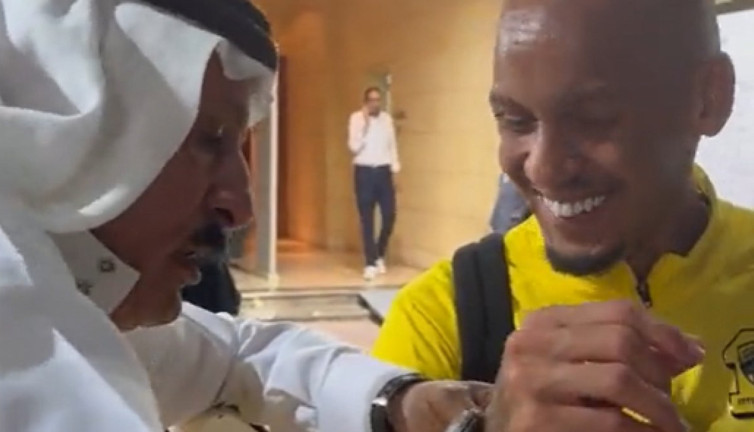 81 bin euroluk Rolex saat hediye etti. Suudi gazeteci Fabinho'ya verdi. Ha muzu çok bulmuşsun ha euroyu