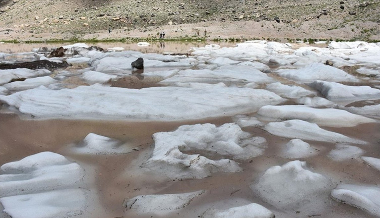 Cilo buzulları eridi. Buzul gölü genişledi