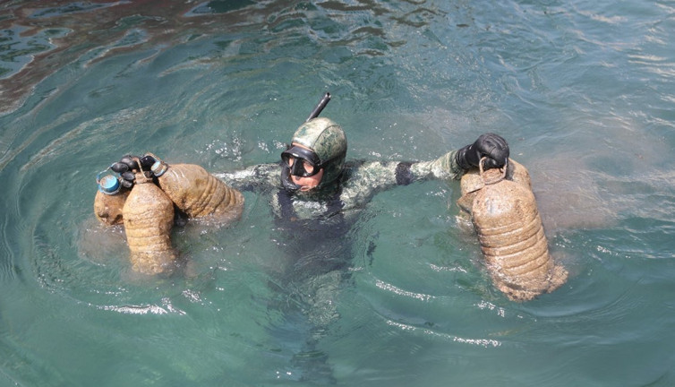 Bodrum'da deniz dibi temizliği yapıldı 1417 kilogram atık çıkarıldı