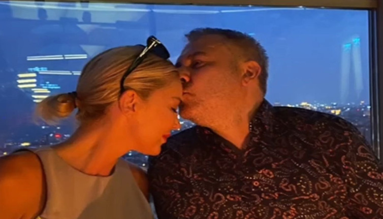 Petek Dinçöz'e eşinden göz kamaştıran hediye. 1'nci evlilik yıldönümünü kutladılar