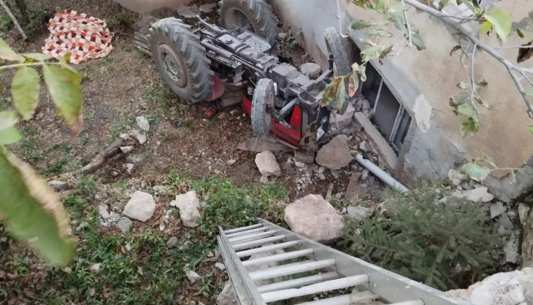 Önce evin duvarına çarptı ardından 6 metreden bahçeye uçtu. 2 kişi hayatını kaybetti