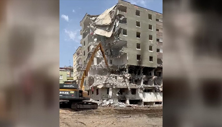 Depremde ağır hasar gören 8 katlı bina yıkım çöktü
