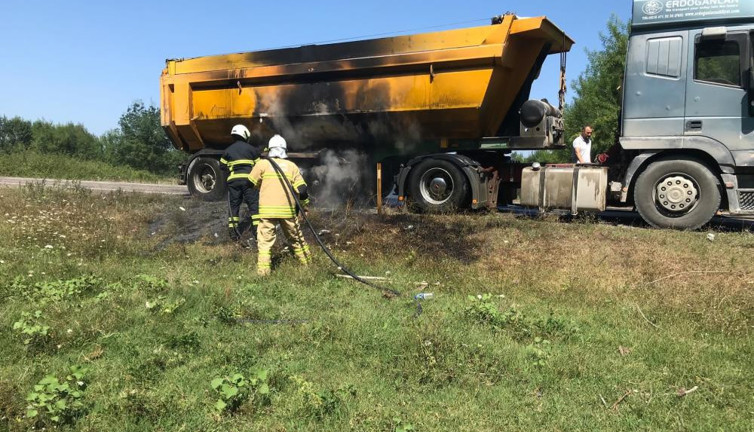 Seyir halindeki kamyonunun lastikleri yandı