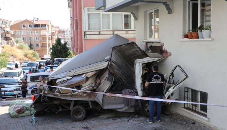 Apartmanın duvarına çarpan kamyonet sürücüsü öldü