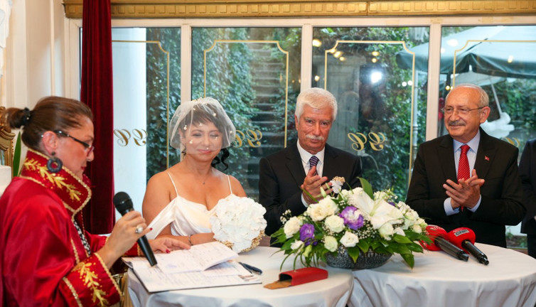 Kılıçdaroğlu medya ombudsmanı Faruk Bildirici'nin nikah şahidi oldu