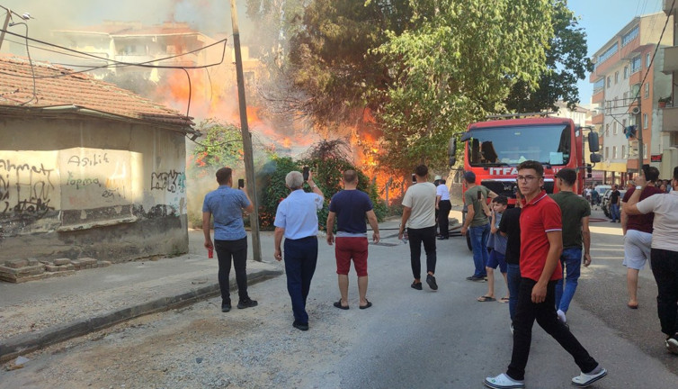 Boş evde yangın. Bahçedeki ağaç ve çalılara sıçradı