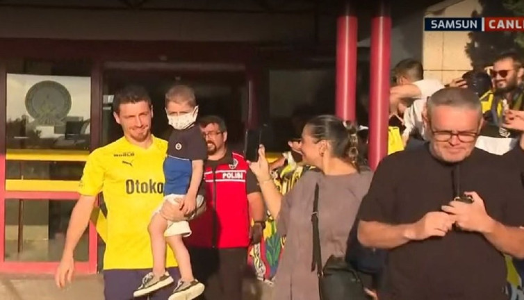 Mert Hakan'ın minik taraftara yaptığı hareket olay oldu