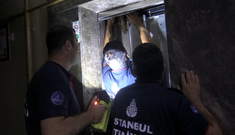 Baba-oğul asansörde mahsur kaldı, yardıma itfaiye koştu