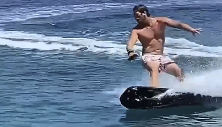 Kıvanç Tatlıtuğ hayranlarının yüreğini ağzına getirdi