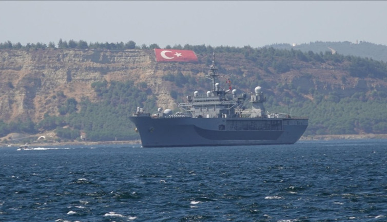 ABD Donanması'na ait USS Mount Whitney Çanakkale Boğazı'ndan geçti
