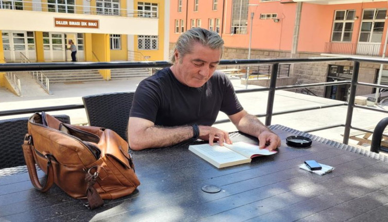 Mahkeme kararıyla işe iade edilen akademisyene üniversite oda vermedi, masasını bahçeye kurdu