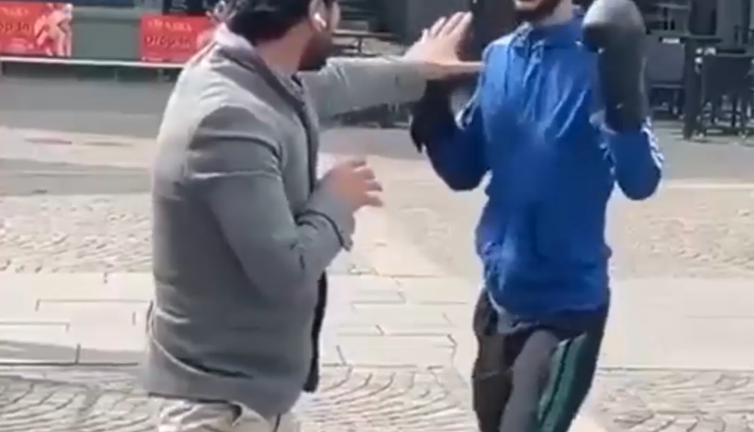 Kur'an-ı Kerim yakan Salwan Momika’ya sokak ortasında dayak